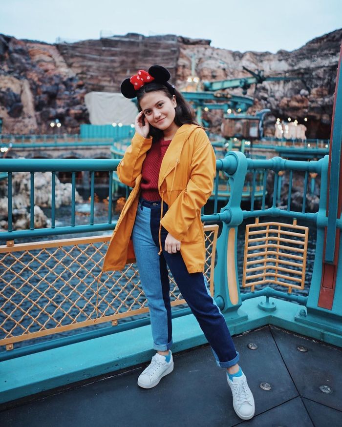 Gaya makeup dan busana Marsha Aruan yang selalu memikat