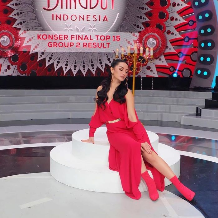 Zaskia Gotik kerap mencuri perhatian dengan gaya makeup dan busananya