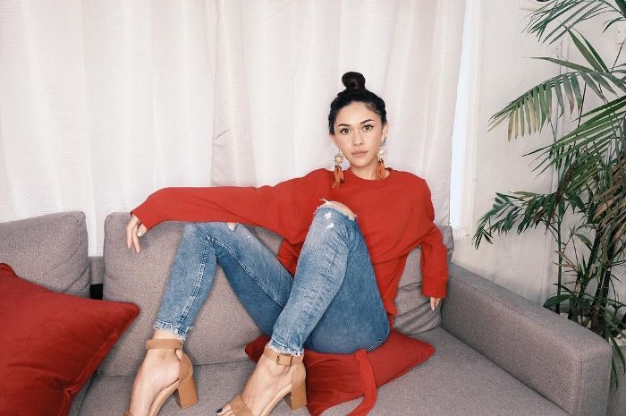 Nana Mirdad tampil dalam balutan sweatshirt berwarna merah terang