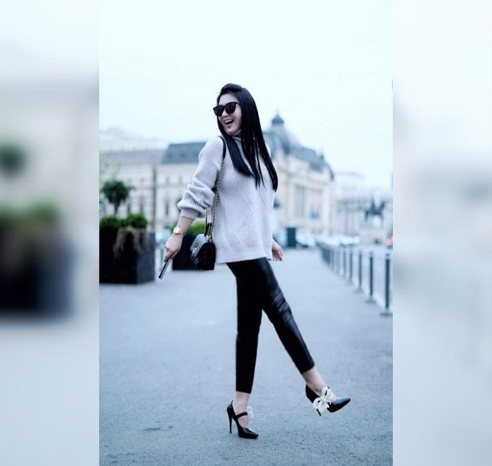 Syahrini tampil bergaya kasual dengan busana yang terbilang simpel