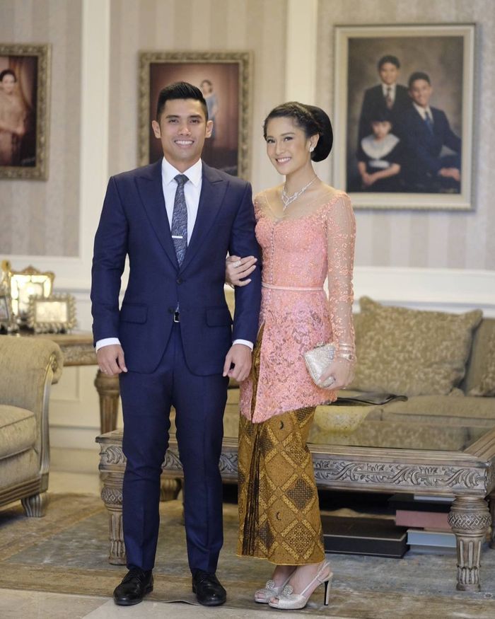 Pasangan Dian Sastro dan Maulana Indraguna Sutowo menikah pada tanggal 18 Mei 2010 dan menghuni rumah dengan dinding berlapis wallpaper