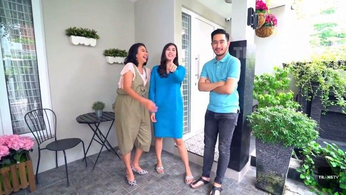Teras di rumah baru Syahnaz dan Jeje