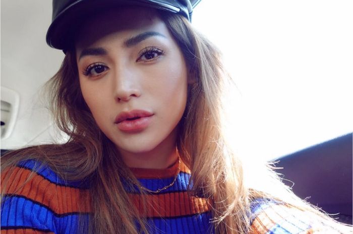 Jessica Iskandar saat tampil dengan sweater motif stripe