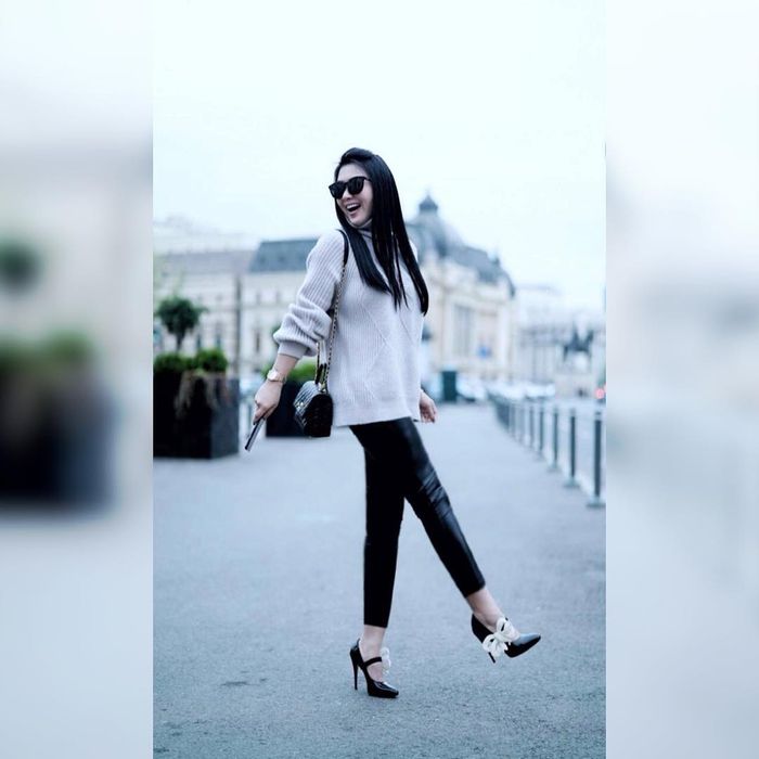  Syahrini terlihat bergaya simpel