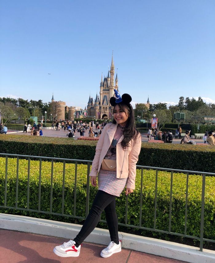 Syifa tampil dalam balutan dress bermotif plaid yang dipadukan dengan leather jaket bernuansa senada