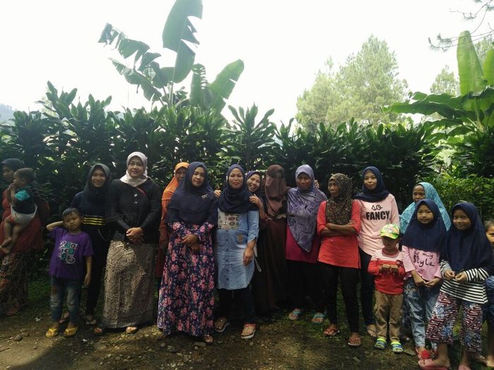 Warga Sekitar yang Datang ke Lokasi Pernikahan Syahnaz Sadiqah