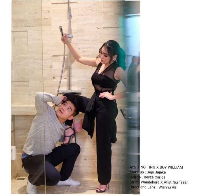 Ayu Ting Ting terlihat mengenakan busana berbahan sheer