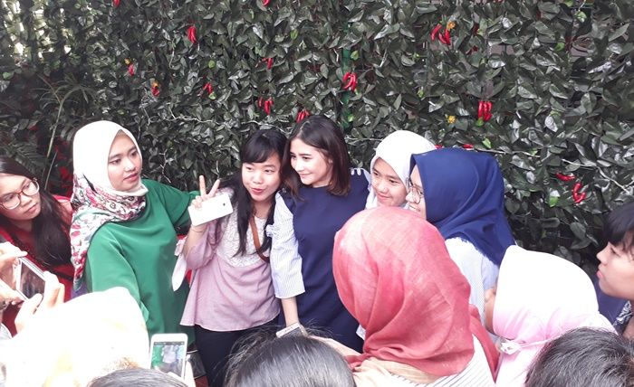 Prilly Latuconsina bersama fans di Kawasan Otista, Cawang, Jakarta Timur, Sabtu (21/4/2018).