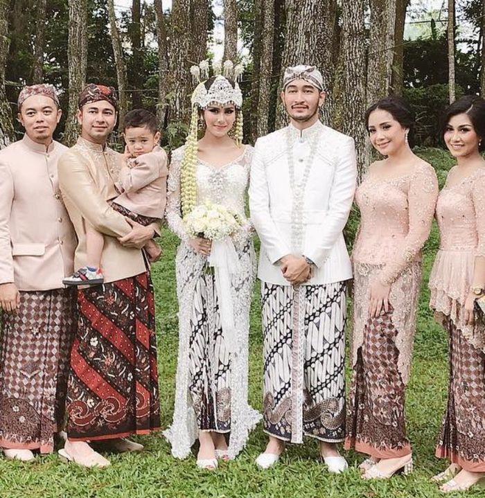Penampilan Syahnaz dan Jeje dengan busana pengantin adat Sunda 