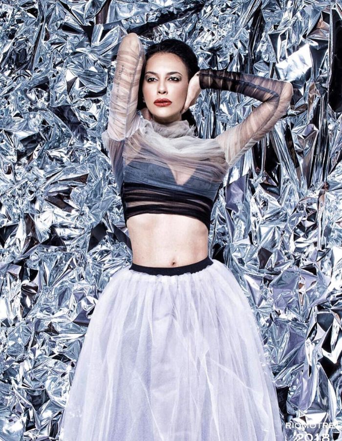 Penampilan seksi Sophia Latjuba ketika tampil dengan makeup bold saat pemotretan