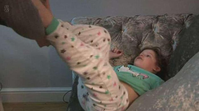 rayne terus memberontak ketika disuruh tidur