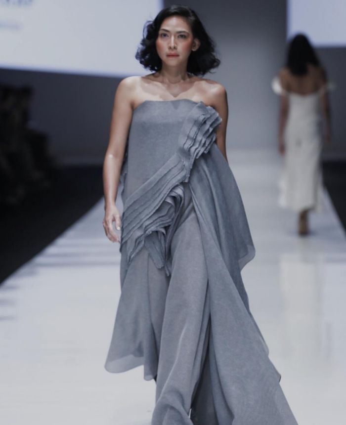 Long dress yang dikenakan Ayu Ting Ting merupakan koleksi dari rumah mode Etterette