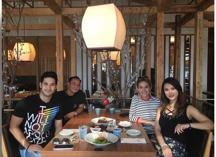 Nikita Mirzani dan Maria Ozawa terlihat menghabiskan waktu untuk makan siang bersama