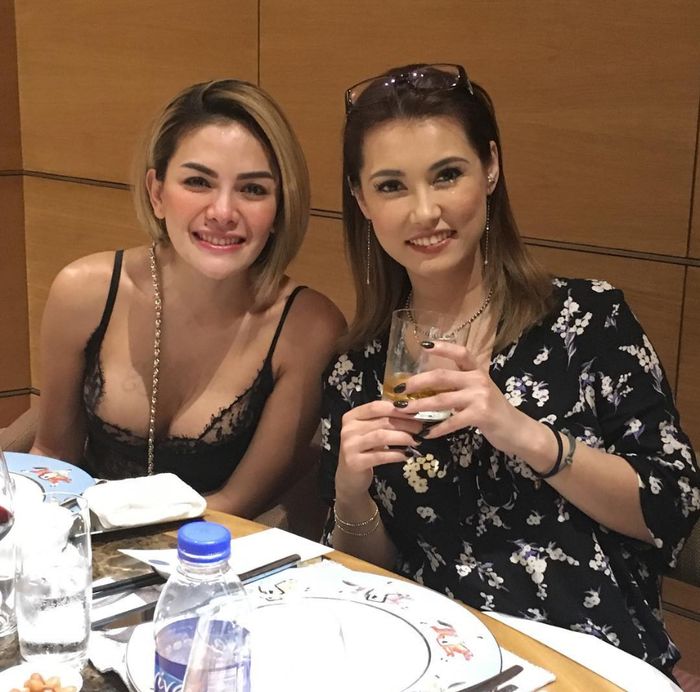 Nikita Mirzani dan Maria Ozawa saat dinner bersama