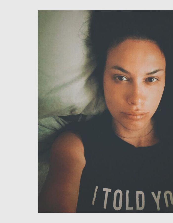 Wajah Sophia Latjuba terlihat seperti bangun tidur, dengan rambut yang masih berantakan