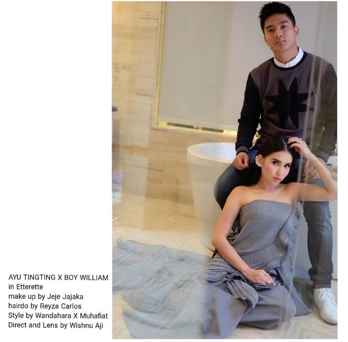 Ayu Ting Ting terlihat berfoto dengan artis tampan Boy William di sebuah toilet