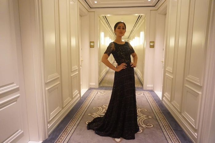 Gracia Indri mengenakan dress bernuansa hitam