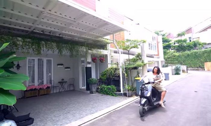 Bagian depan rumah milik Syahnaz Sadiqah dan Jeje Govinda. Bagian depan rumah itu dipenuhi beberapa tanaman asli dan artificial agar tampak asri.