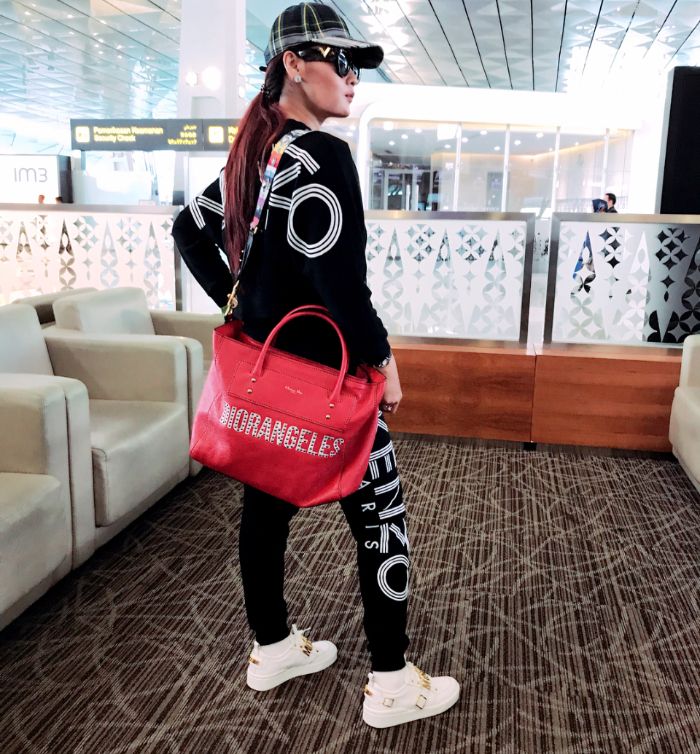 Gaya OOTD Inul Daratista saat di airport 