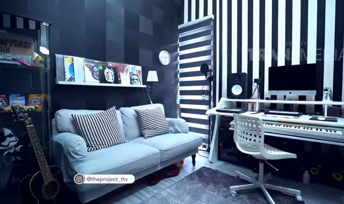 Studio mini milik Jeje Govinda yang terletak di lantai dua. Studio ini memiliki konsep minimalis yan