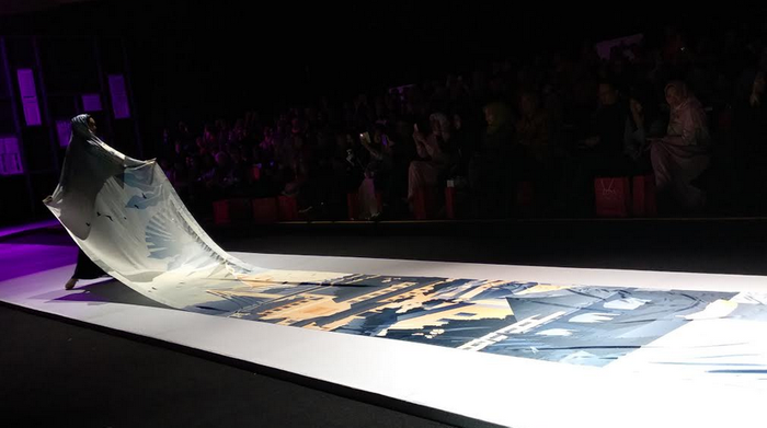 Salah satu gimmick yang ditampilkan Zoya dalam panggung mode MUFFEST 2018 kemarin. 