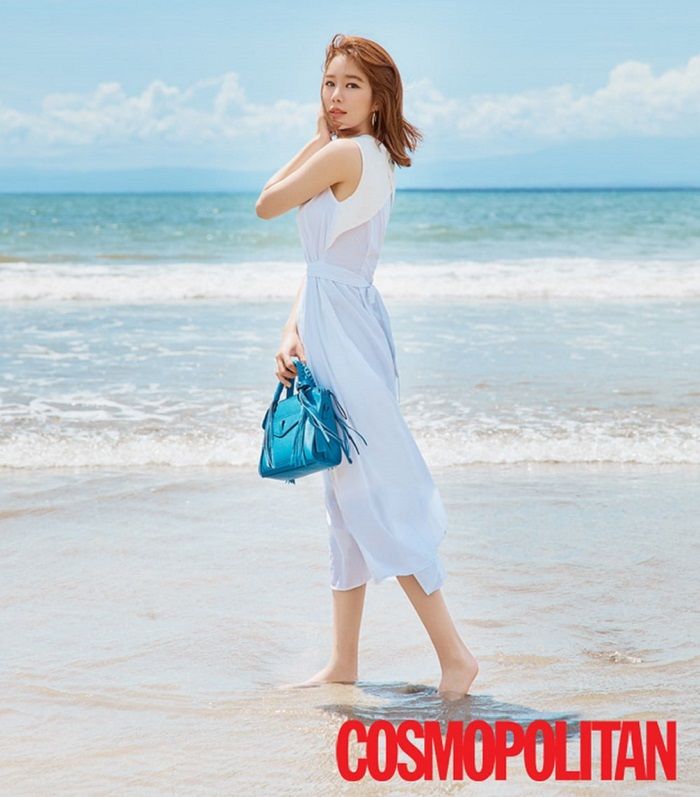 Yoo In Na terlihat menawan pose di pantai Bali