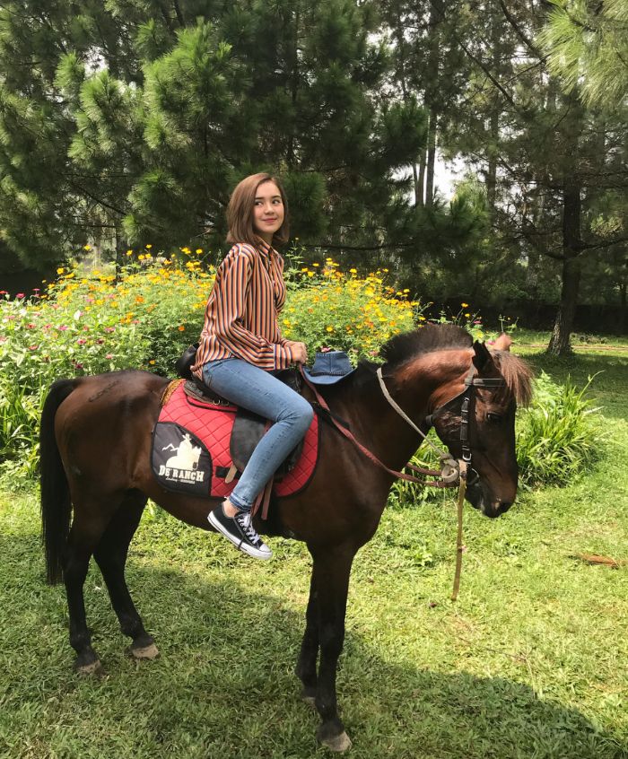 Beby Tsabina tampak menunggang kuda