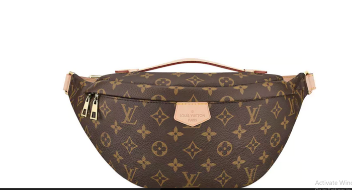 Tas lansiran rumah mode ternama Louis Vuitton  yang berkisar 20 juta Rupiah.