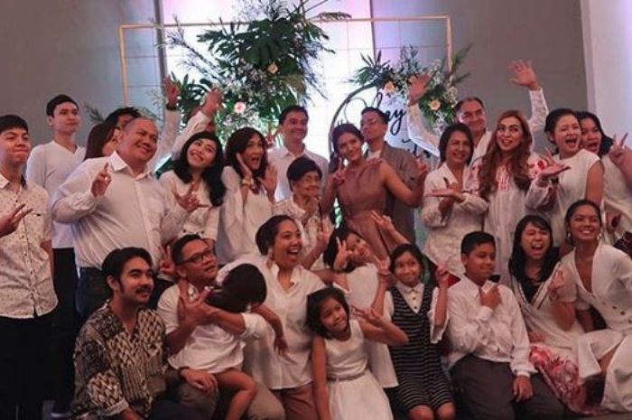 Keluarga besar Monita Tahalea dan Bayu Risa saat pertunangannya