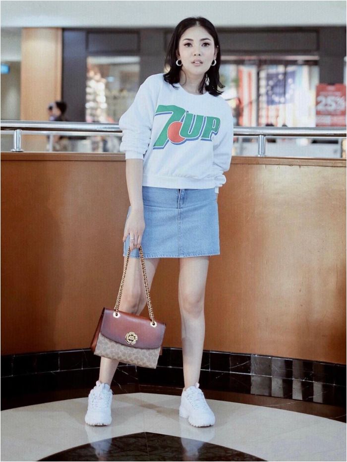 Kali ini Nindy tampak memadukannya dengan rok mini berbahan denim