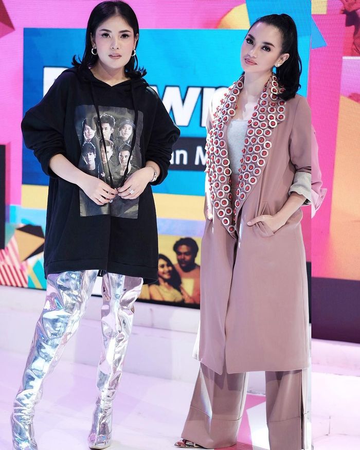 Ririn Ekawati dan Nindy kompak bergaya nyentrik