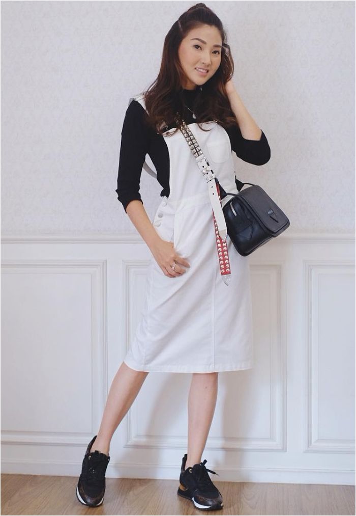Sarwendah memadukan overall skirt bersama plain top dan sneakers