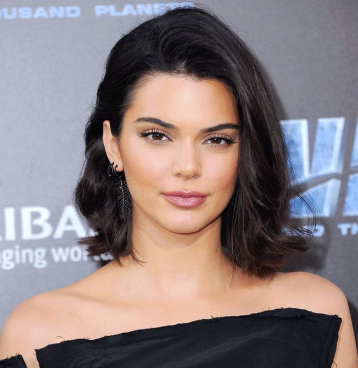 Kendall Jenner selalu memilih foundation yang memiliki tekstur soft agar tampilan makeupnya tahan lama