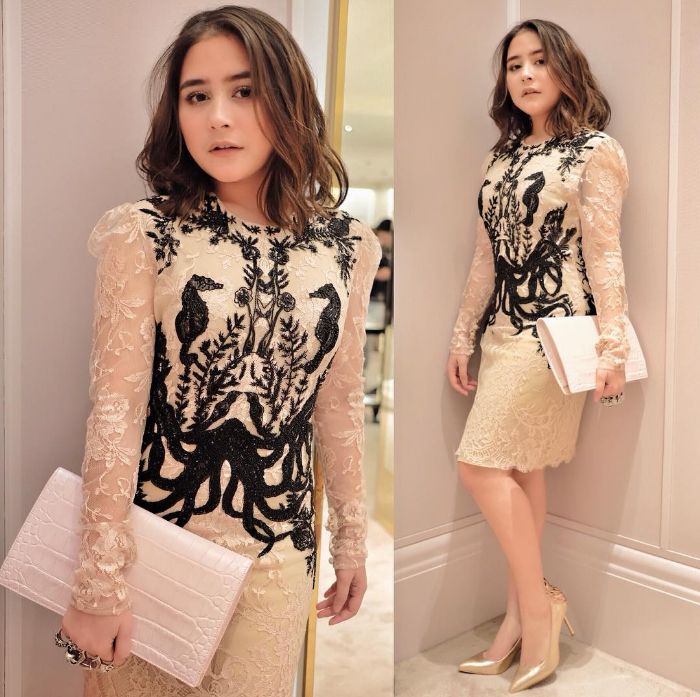 Prilly Latuconsina dengan dress berwarna broken white