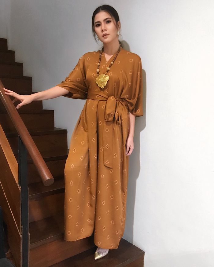 Cynthia Ramlan tampil dalam balutan jumpsuit 