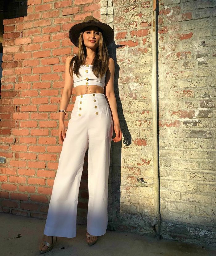 Penampilan Cinta Laura dengan Busana Crop Top