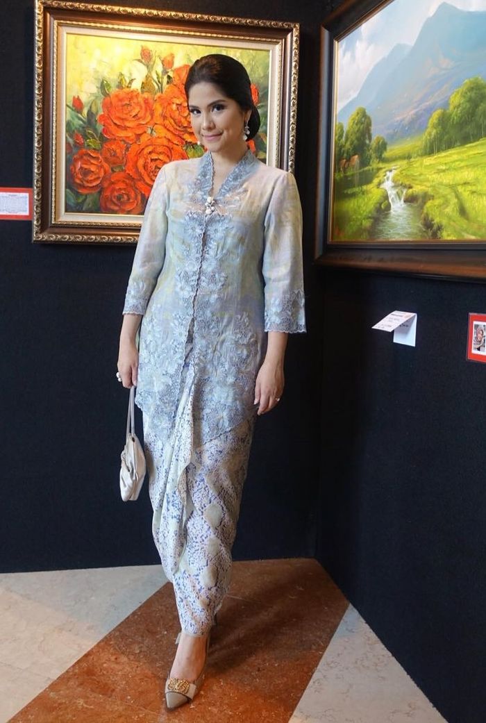 Annisa Pohan memamerkan OOTDnya bersama busana kebaya.