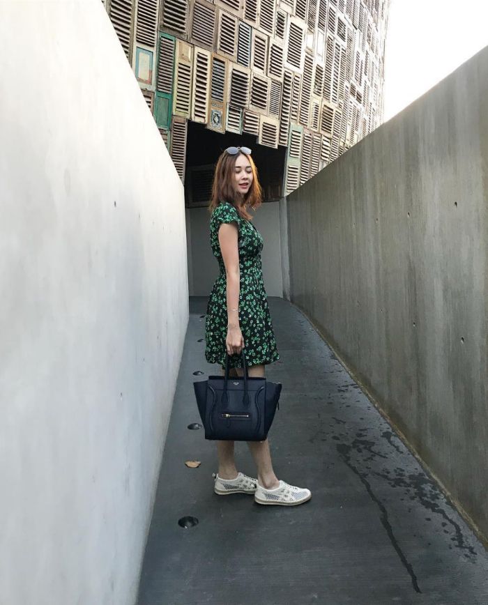 Aura Kasih terlihat cantik dalam balutan mini dress bermotif floral