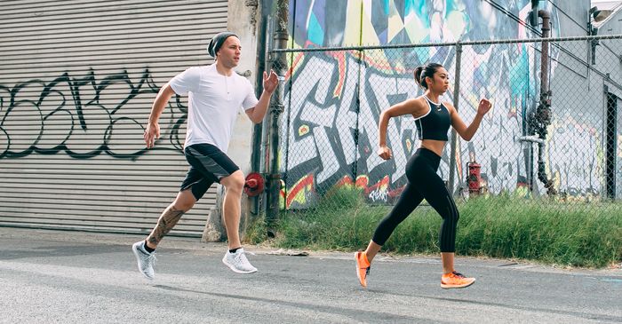 Melakukan olahraga bersama pasangan