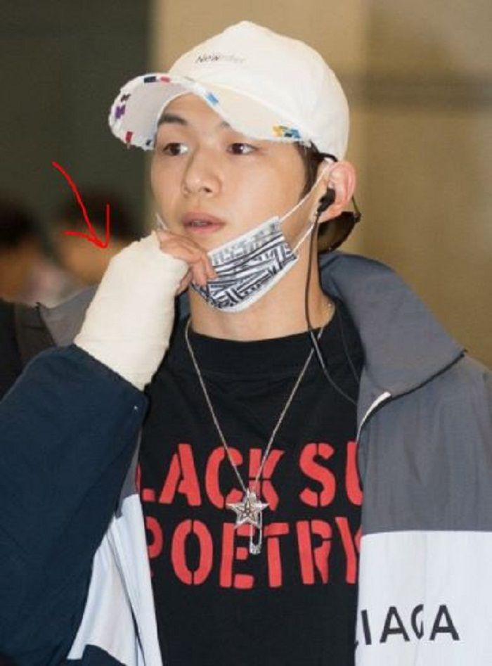 Kang Daniel Memakai Perban di Tangan 