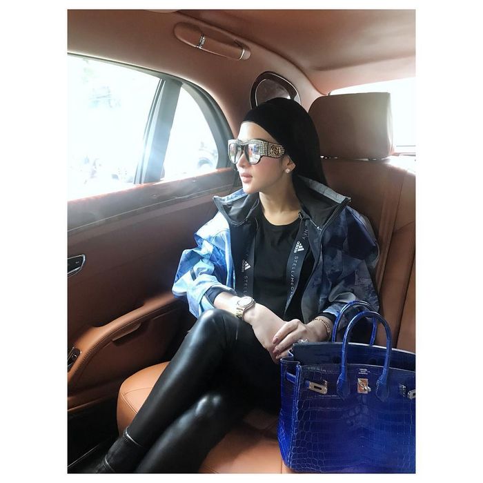 Syahrini kerap tampil glamor dengan barang mewah