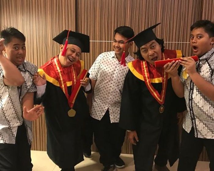 Kebahagiaan Rudi Sipit dan Komeng setelah lulus.