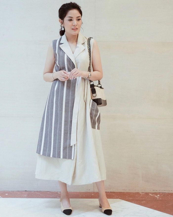 Nindy Ayunda tampil mengenakan two tone wrap dress