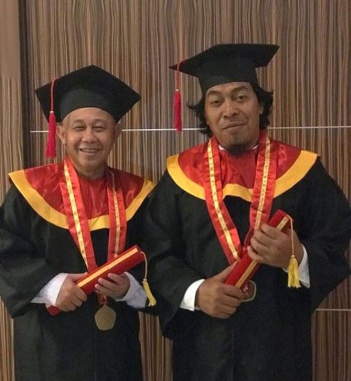 Rudi Sipit dan Komeng lulus sekolah tinggi.