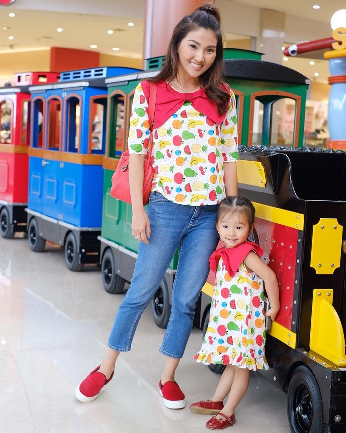 Gaya colorful Sarwendah dan Thalia