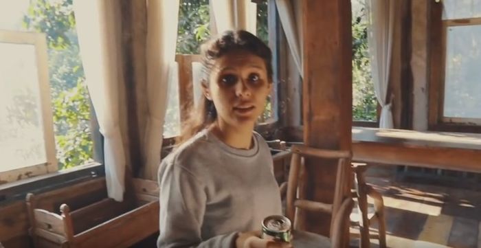 Jessica Bennett menelusuri villa Ahmad Dhani di Puncak