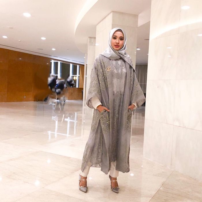 Penampilan head to toe Laudya Cynthia Bella yang serba silver 