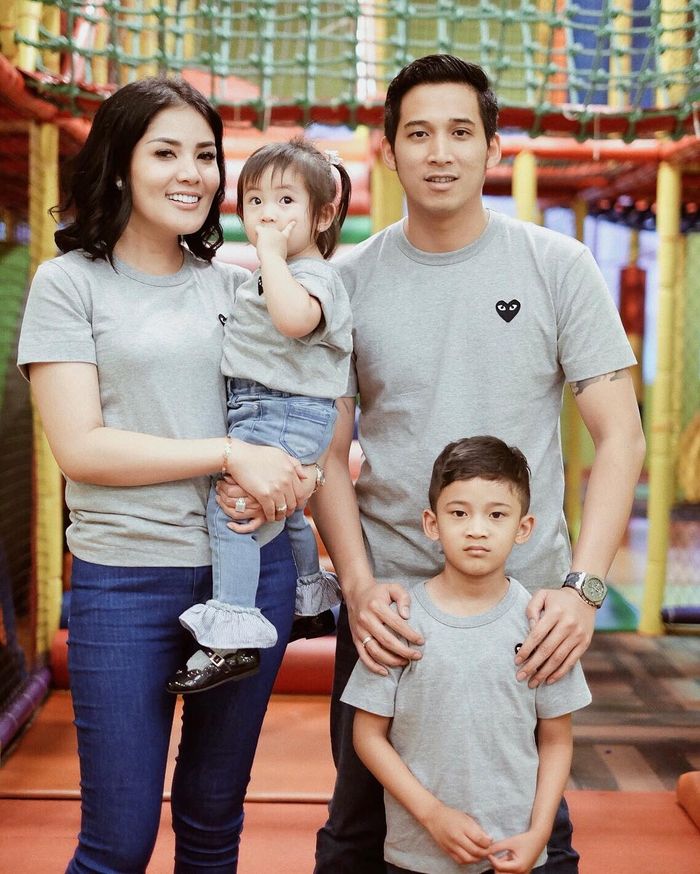 Nindy terlihat mengenakan kaus oblong koleksi dari brand ternama Comme Des Gar&ccedil;ons Play