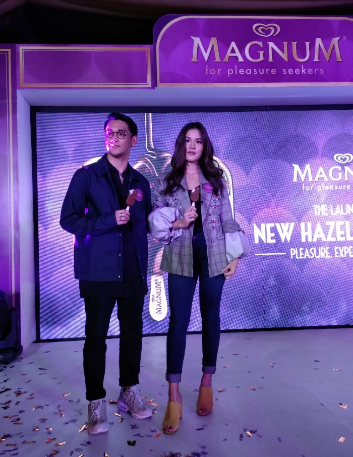 Raisa tampak mengenakan paduan celana jins dengan blazer motif kotak-kotak yang tampak stylish