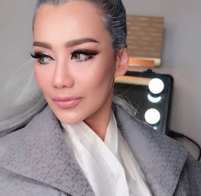 Riasan mata light grey dan tampilan smokey eyes